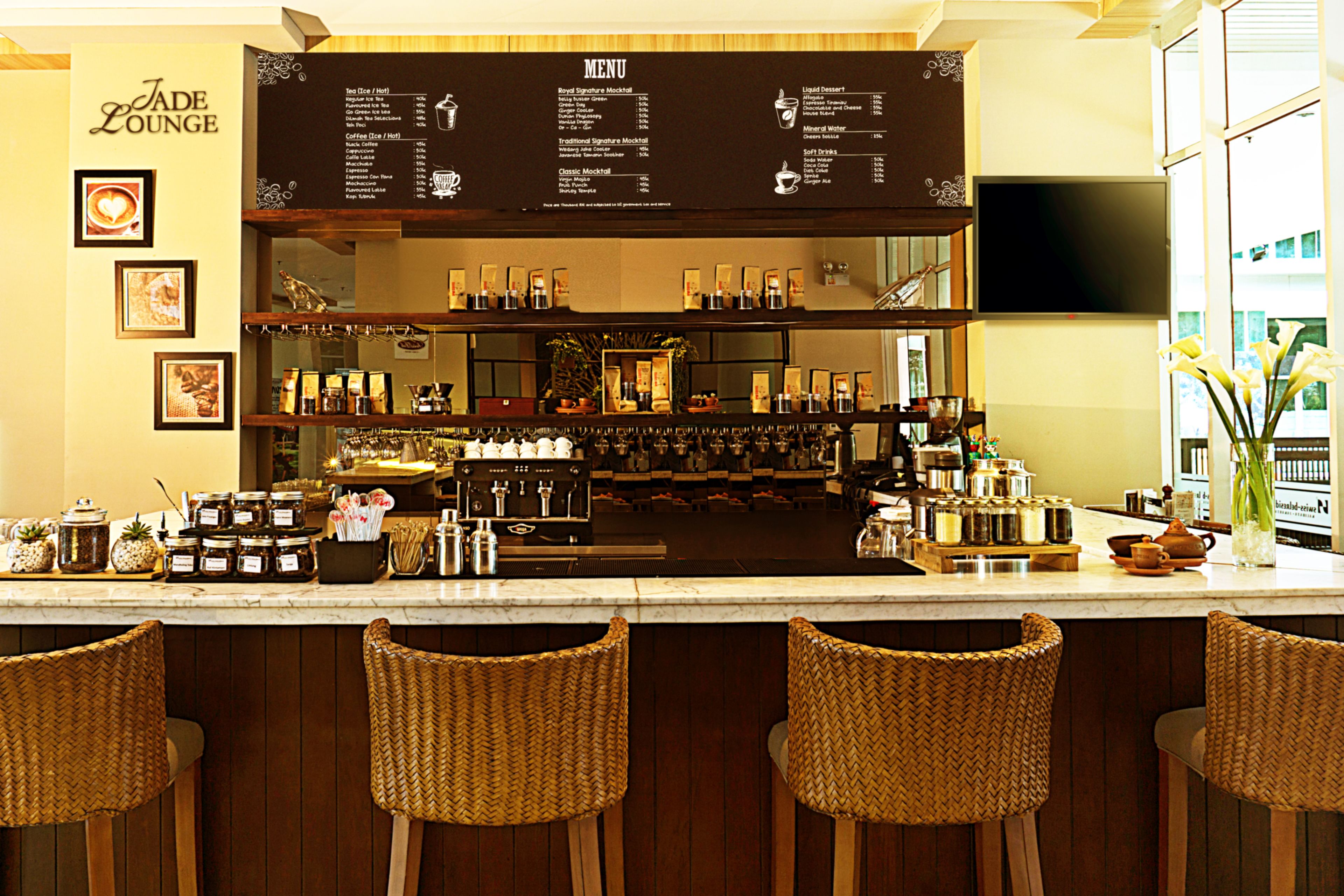 lobby lounge, garden views, open daily