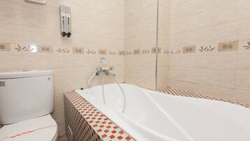 Classic Quadruple Room | Bathroom | Shower, free toiletries, hair dryer, slippers