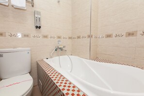 Classic Quadruple Room | Bathroom | Shower, free toiletries, hair dryer, slippers