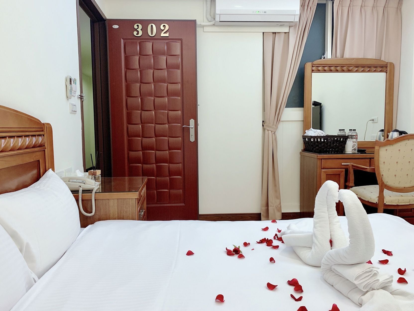 Minibar, desk, free WiFi, bed sheets