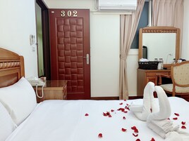 Superior Double Room | Minibar, desk, WiFi (free), bed sheets