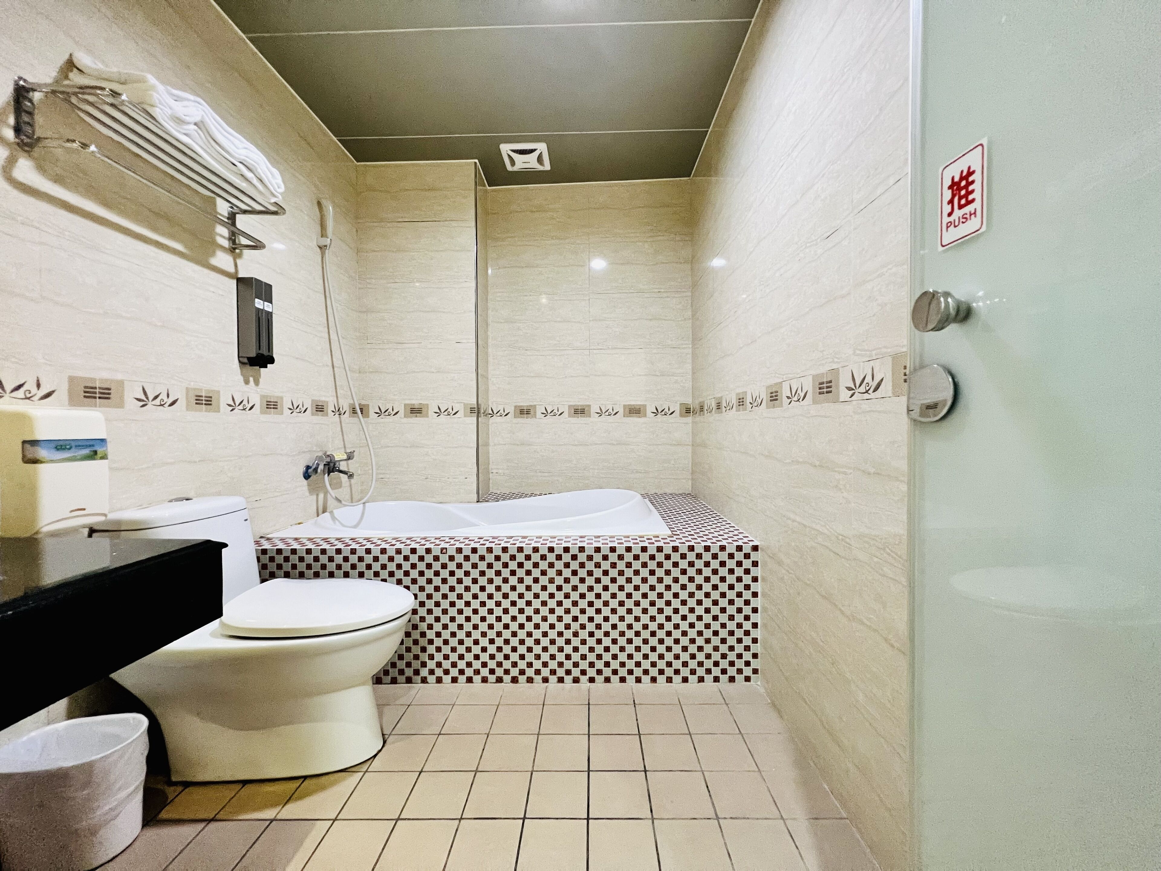 Quarto quádruplo clássico | Frigobar, escrivaninha, Wi-Fi de cortesia, roupa de cama