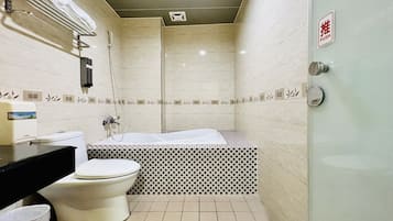 Quarto quádruplo clássico | Frigobar, escrivaninha, Wi-Fi de cortesia, roupa de cama