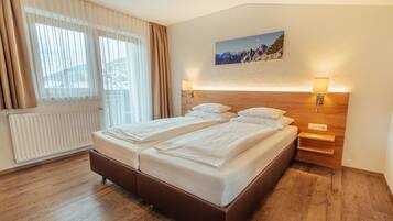 Doppelzimmer mit Balkon | Een minibar, een kluis op de kamer, een bureau, een laptopwerkplek
