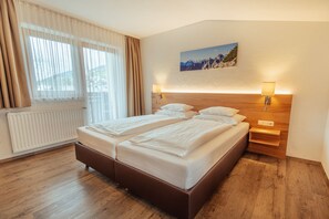 Doppelzimmer mit Balkon | Minibar, caja fuerte, escritorio y espacio para trabajar con un portátil