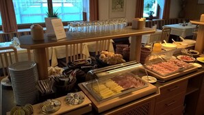 Un buffet proposant une variété de plats et de verrerie.