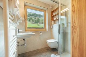 Einzelzimmer mit Balkon | Bathroom | Shower, free toiletries, hair dryer, towels - Hotel Gesser Sillian (Sillian)