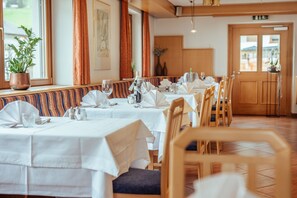 Petit déjeuner et dîner servis sur place, spécialités Cuisine régionale