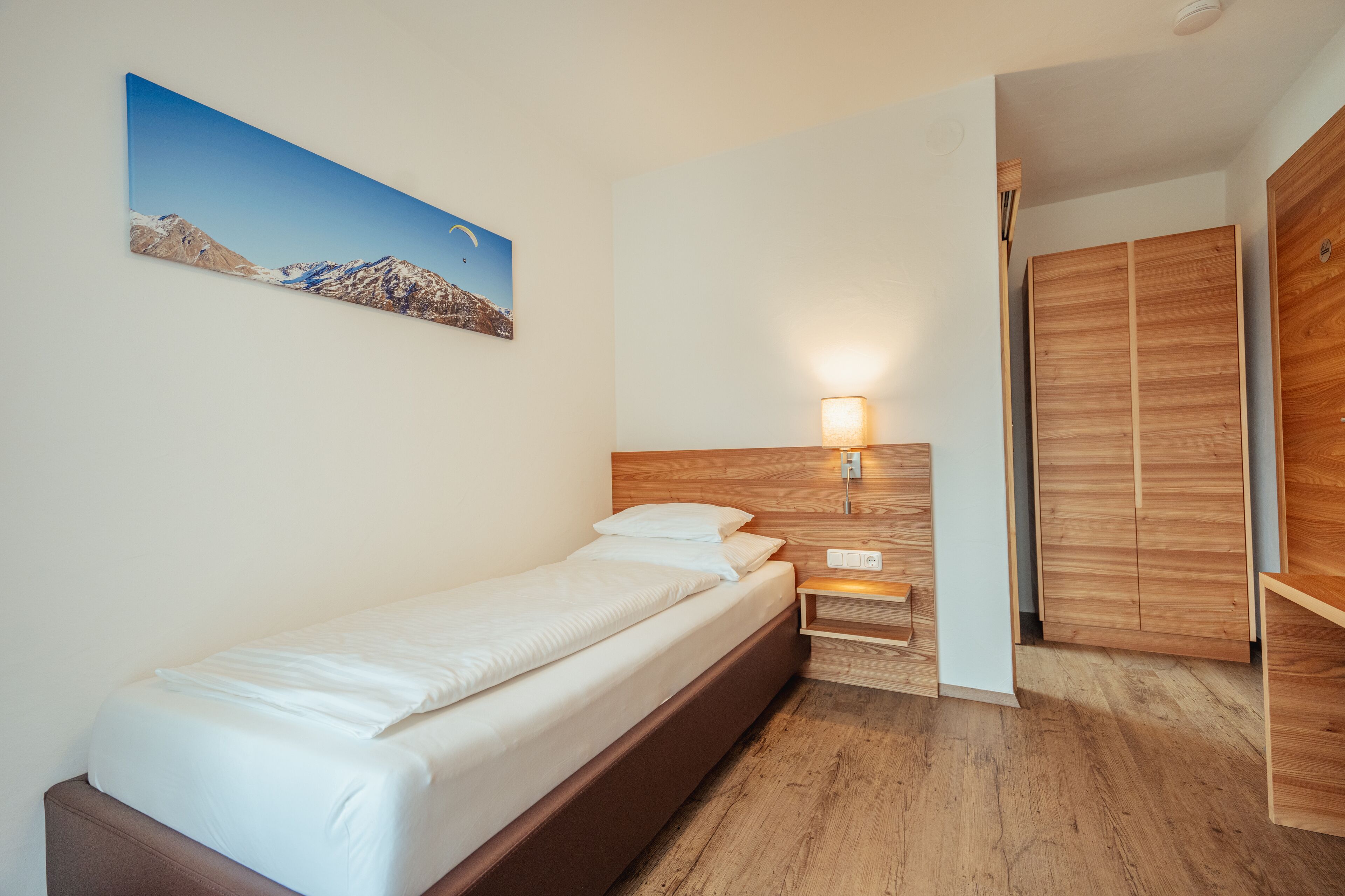 einzelzimmer mit balkon | 1 bedroom, minibar, in-room safe, desk