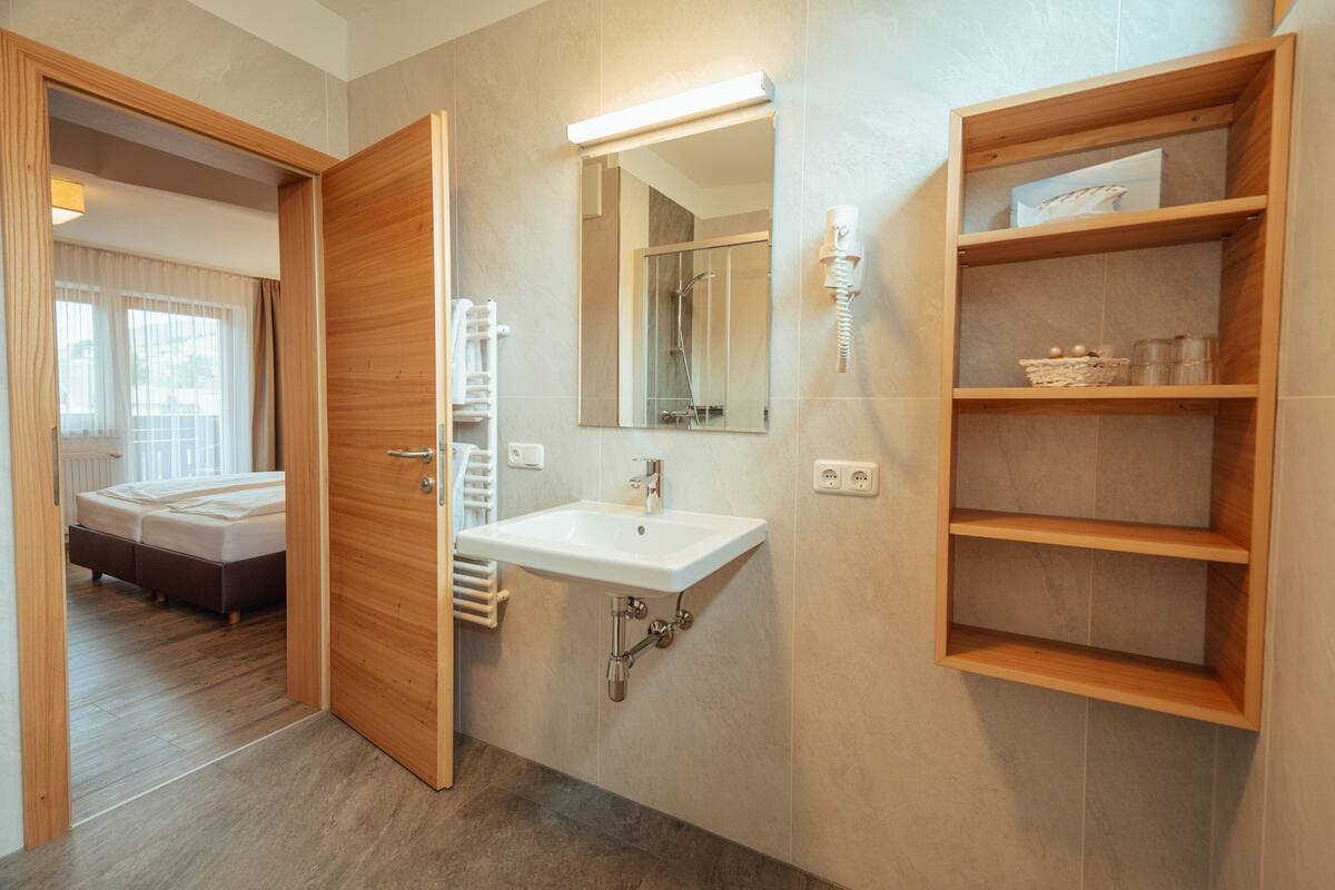 doppelzimmer mit balkon | bathroom | shower, free toiletries, hair dryer, towels
