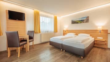 Family Oda, 2 Yatak Odası, Balkon | 1 yatak odası, minibar, odada kasa, masa