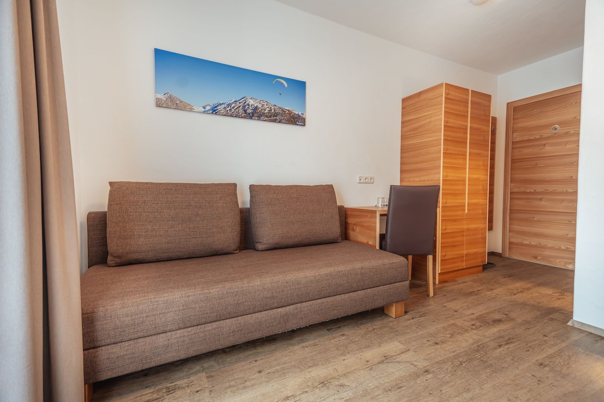 einzelzimmer mit balkon | 1 bedroom, minibar, in-room safe, desk