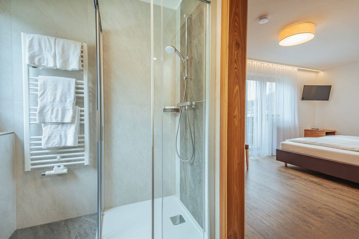 doppelzimmer mit balkon | bathroom | shower, free toiletries, hair dryer, towels