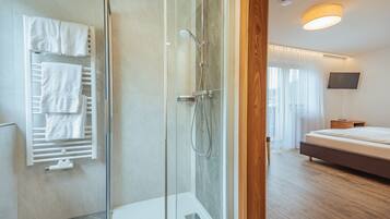 Doppelzimmer mit Balkon | Badezimmer | Dusche, kostenlose Toilettenartikel, Haartrockner, Handtücher