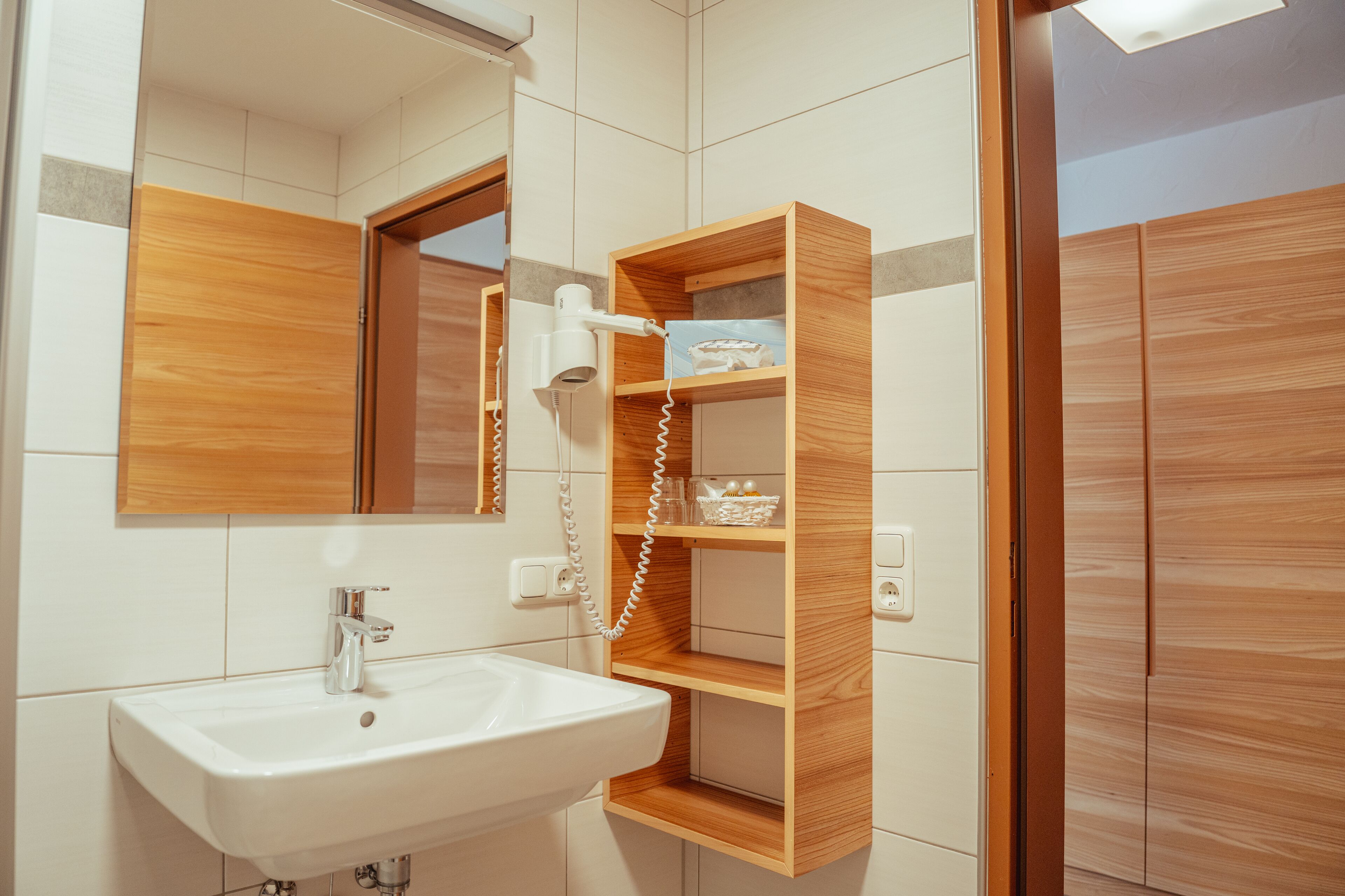 doppelzimmer mit balkon | bathroom | shower, free toiletries, hair dryer, towels