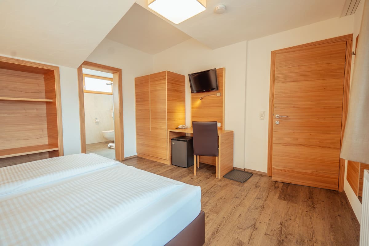 doppelzimmer mit balkon | 1 bedroom, minibar, in-room safe, desk
