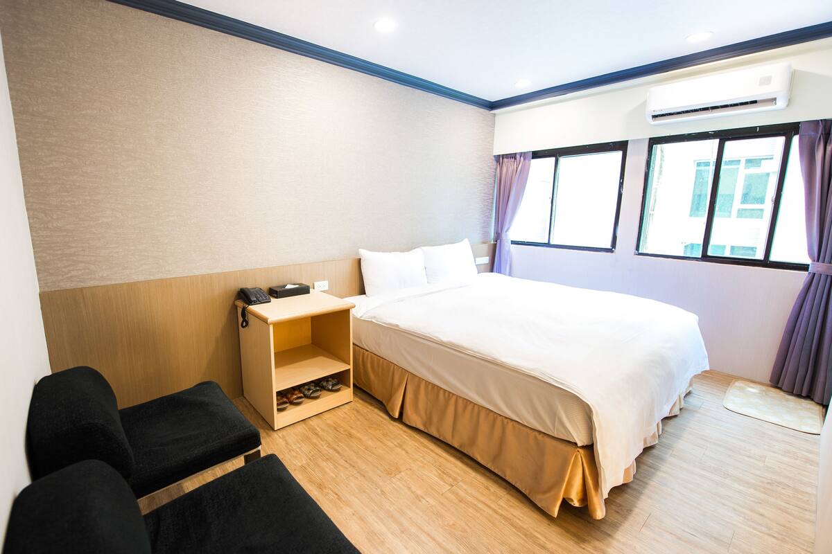 Ropa de cama de alta calidad, escritorio, wifi gratis y ropa de cama