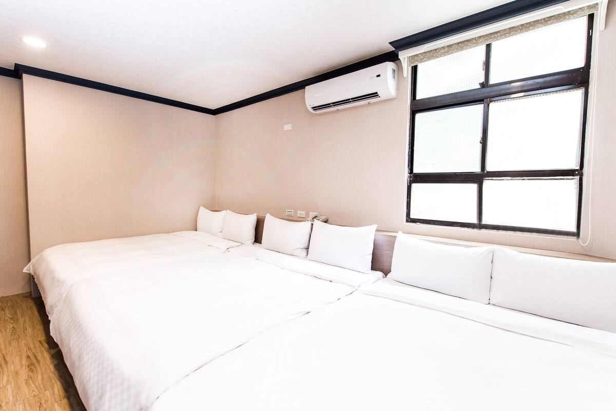 Ropa de cama de alta calidad, escritorio, wifi gratis y ropa de cama