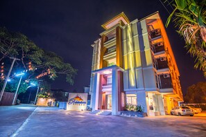 Bagian depan properti - sore/malam
