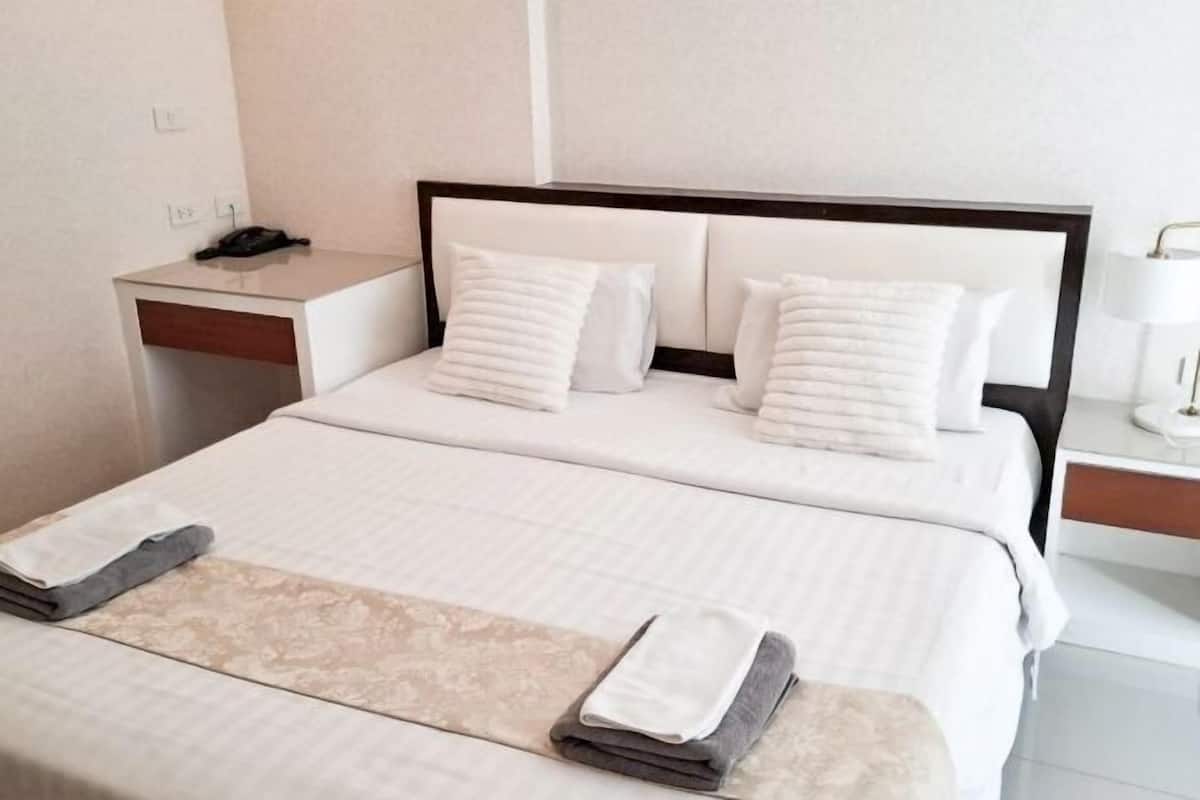 Escritorio, sistema de insonorización, wifi gratis y ropa de cama