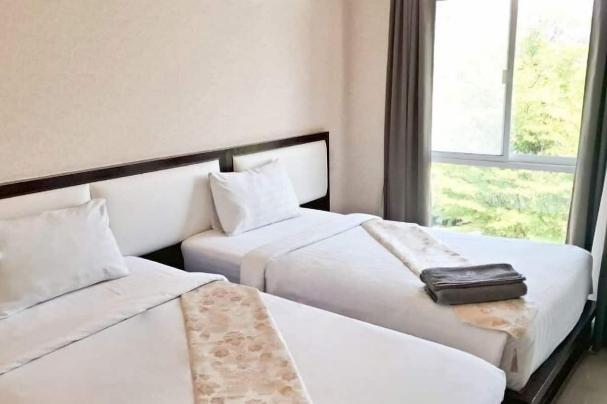 Escritorio, sistema de insonorización, wifi gratis y ropa de cama