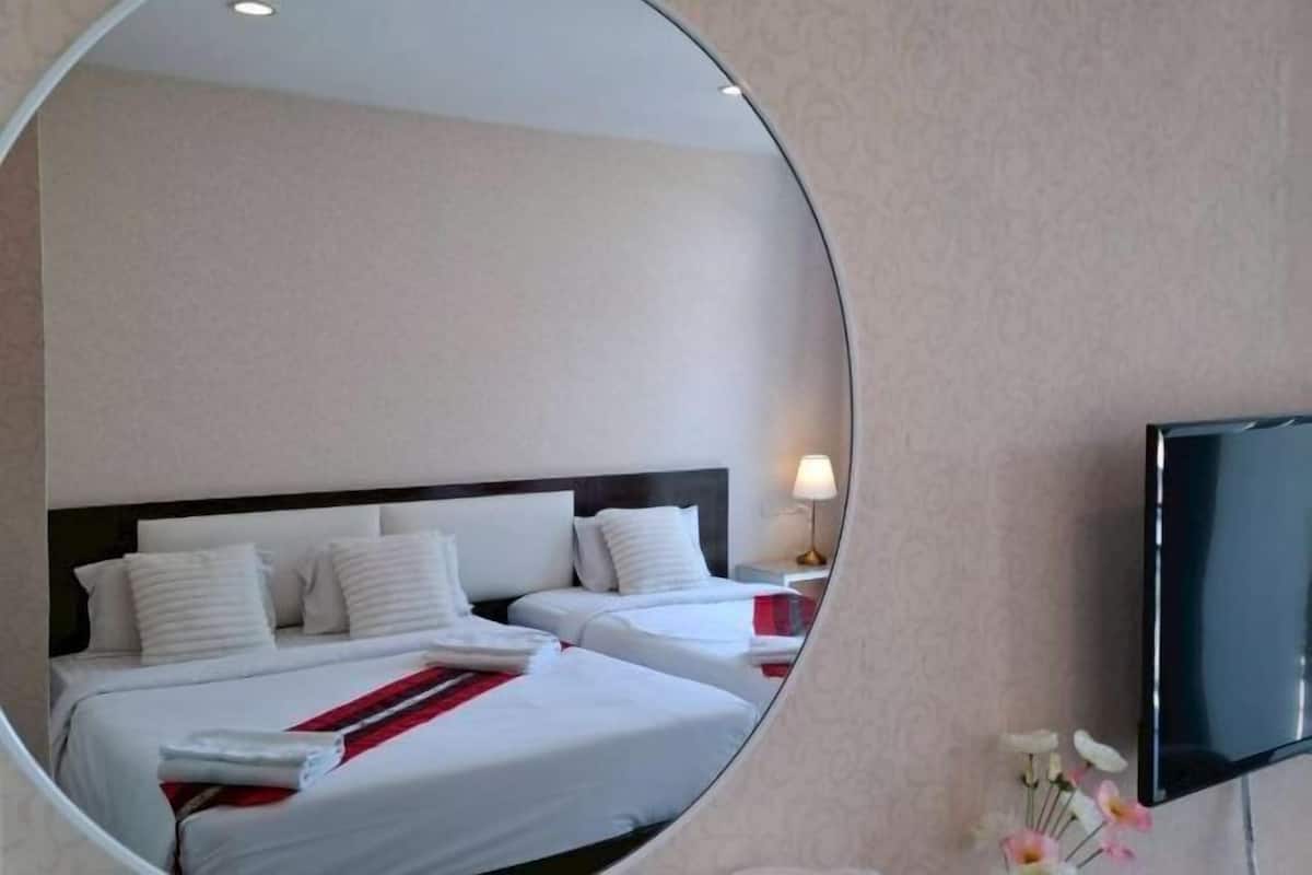 Escritorio, sistema de insonorización, wifi gratis y ropa de cama
