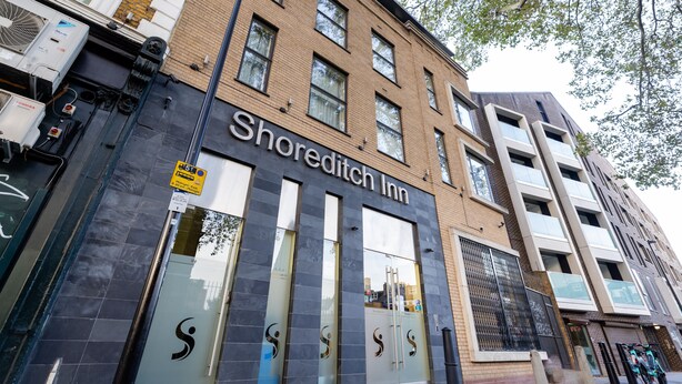 Un bâtiment portant l’enseigne « Shoreditch Inn ».