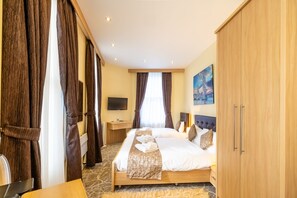 Deluxe Triple Room | Premium bedding, Select Comfort beds, in-room safe - Shoreditch Inn (London)