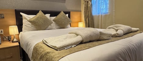 Habitación doble económica | Ropa de cama de alta calidad y camas Select Comfort