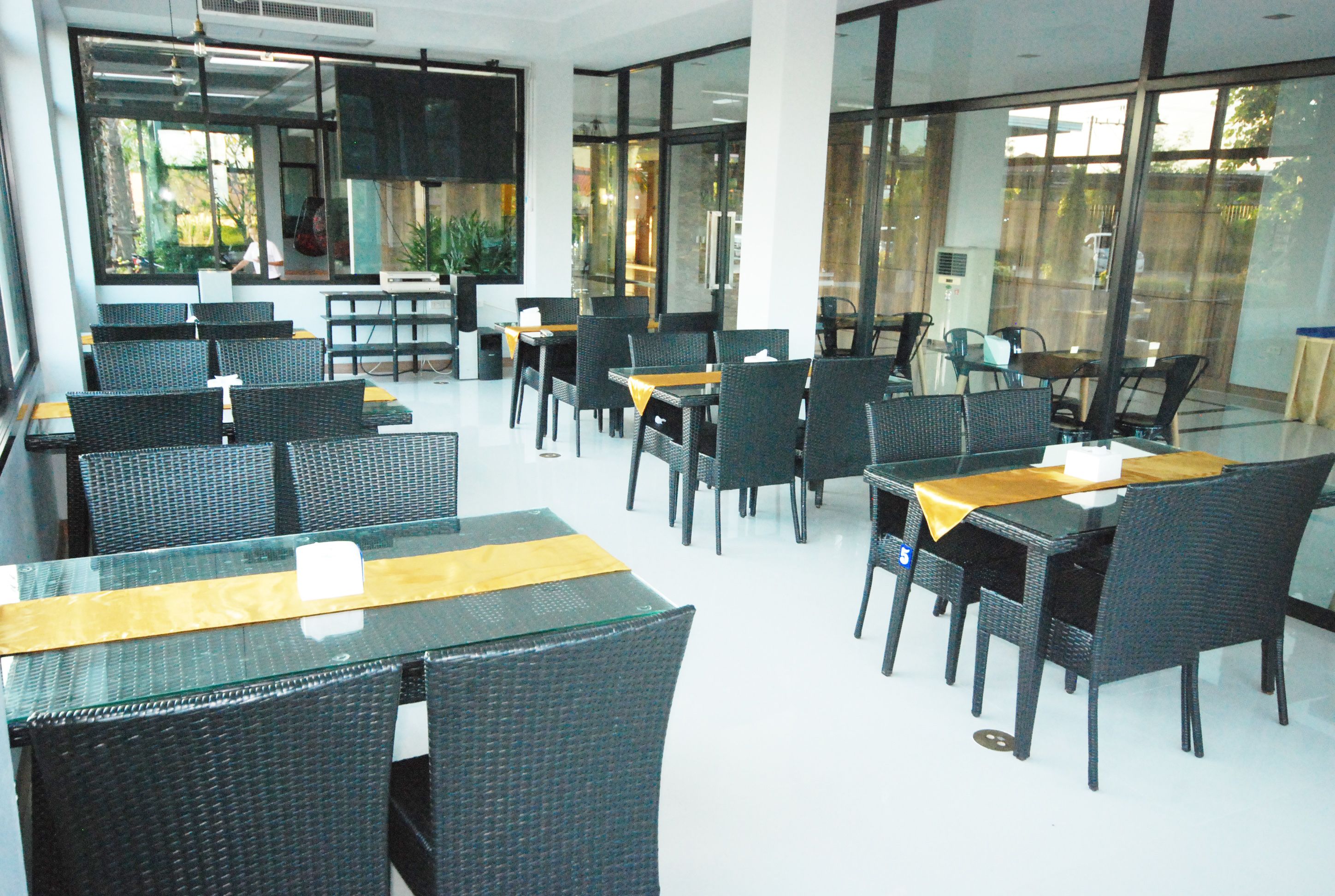 breakfast, lunch, dinner served; thai cuisine