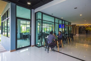 Breakfast, lunch, dinner served; Thai cuisine