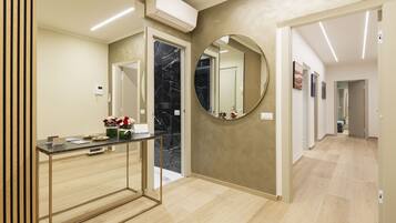 Apartamento superluxo, 2 quartos (Via Giardino 1) | Área de estar | TV de tela plana 65 polegadas com canais digitais, Netflix