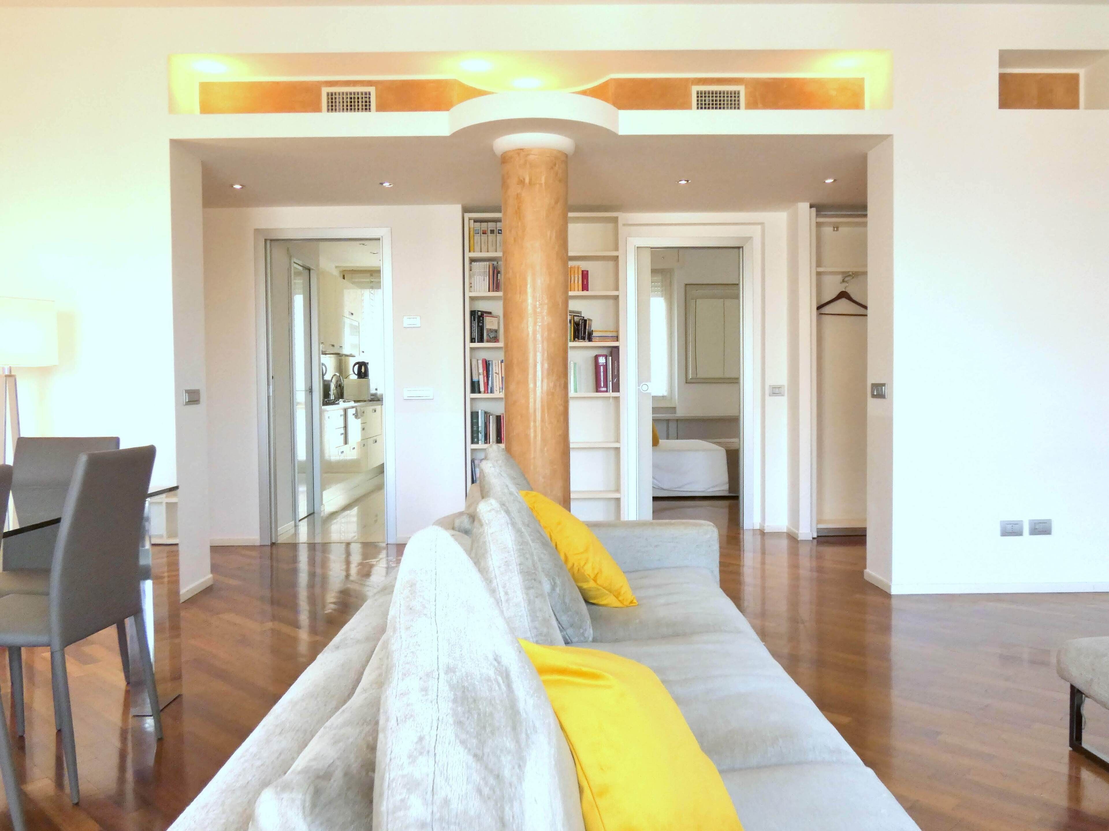 Penthouse Luxe, 3 chambres (Corso di Porta Romana 52) | Coin séjour | Télévision à écran plat de 65 pouces avec chaînes numériques, Netflix
