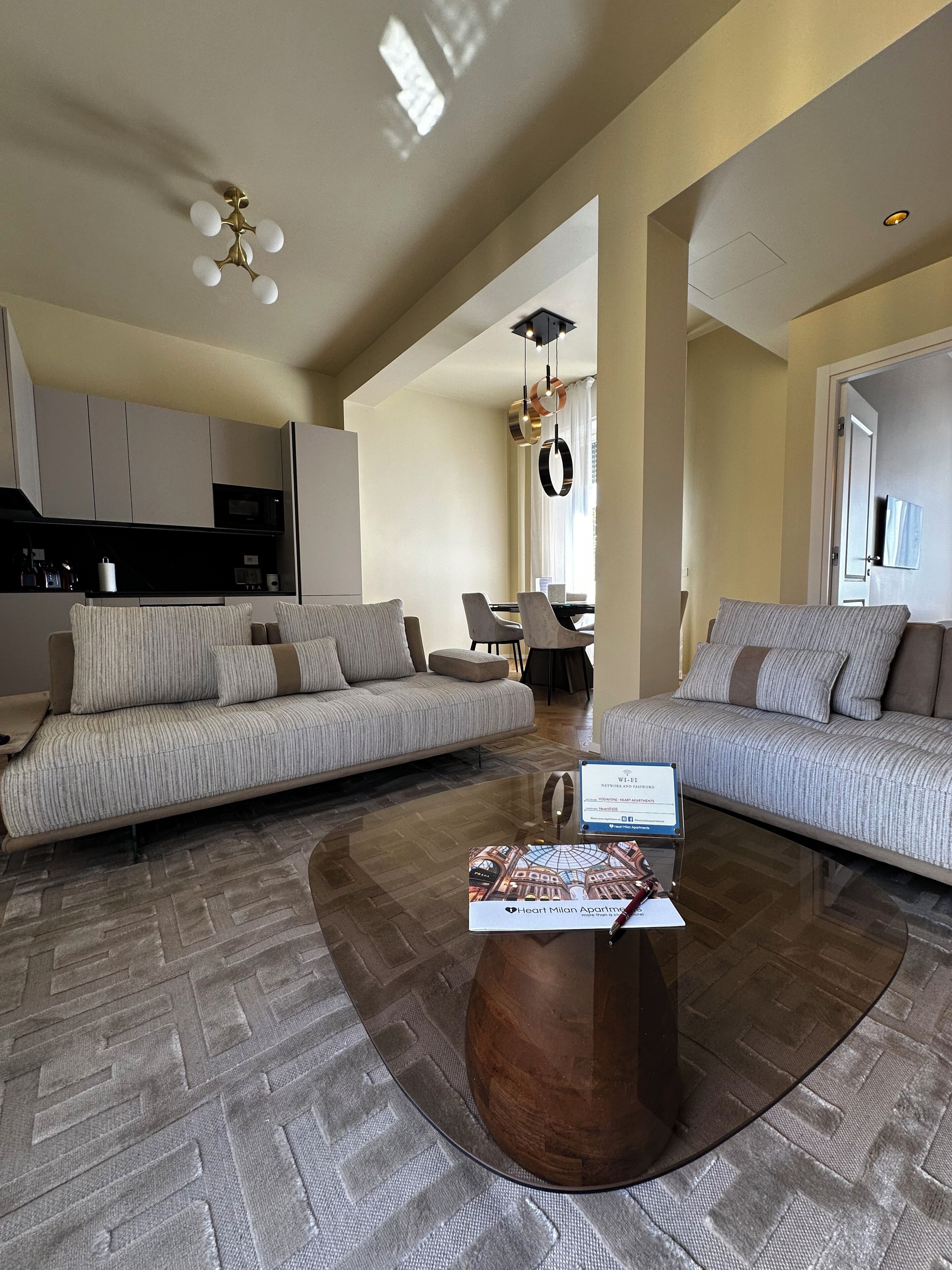 Apartemen Mewah | Area keluarga | Televisi layar datar 65-inci dengan saluran TV digital dan Netflix