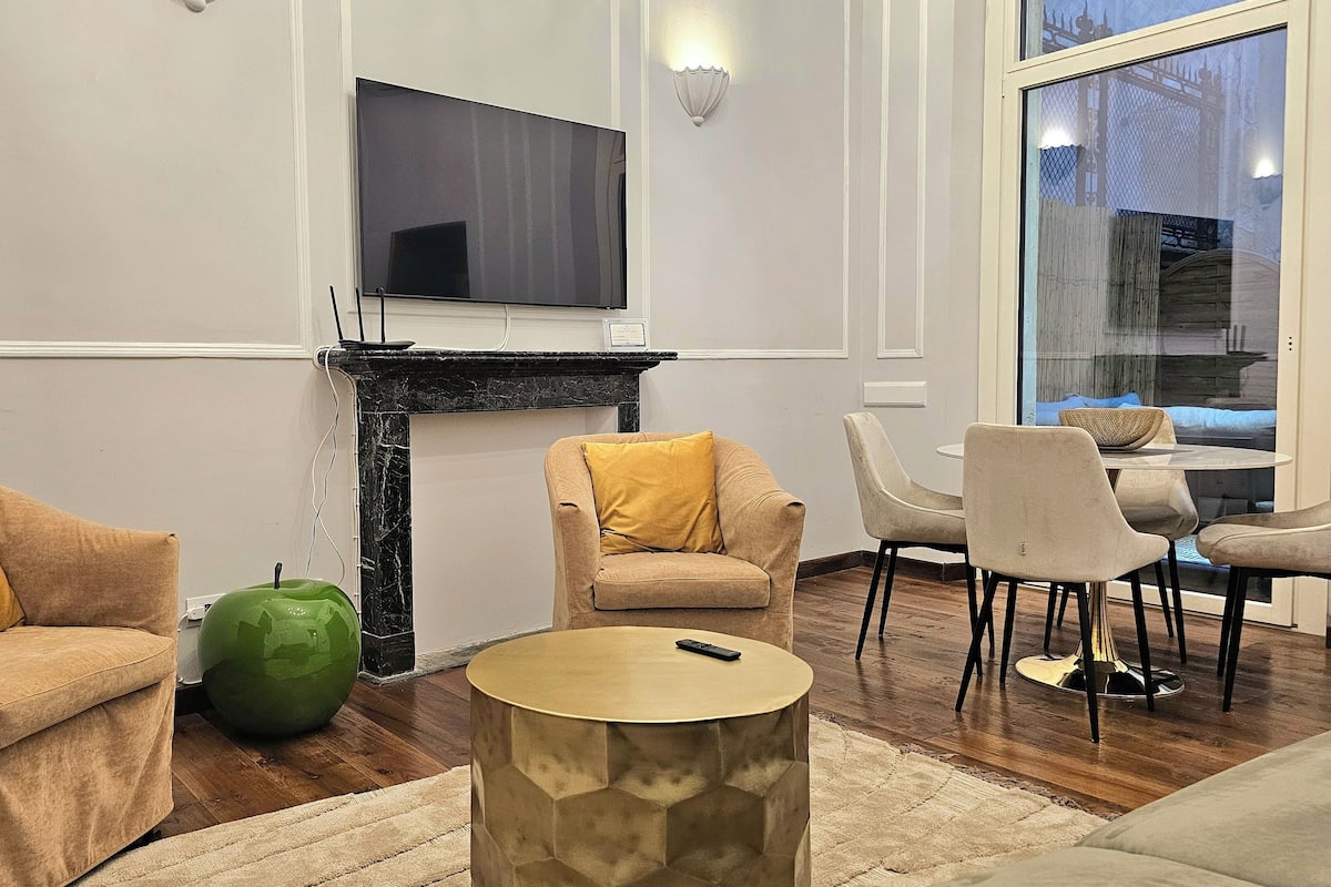 Una sala de estar moderna con chimenea, asientos cómodos y televisor.