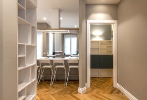 Luxury Διαμέρισμα, 3 Υπνοδωμάτια, μπανιέρα με υδρομασάζ (Via Francesco Sforza 5) | Περιοχή καθιστικού | Τηλεόραση με επίπεδη οθόνη 65 ιντσών με ψηφιακά κανάλια, Netflix