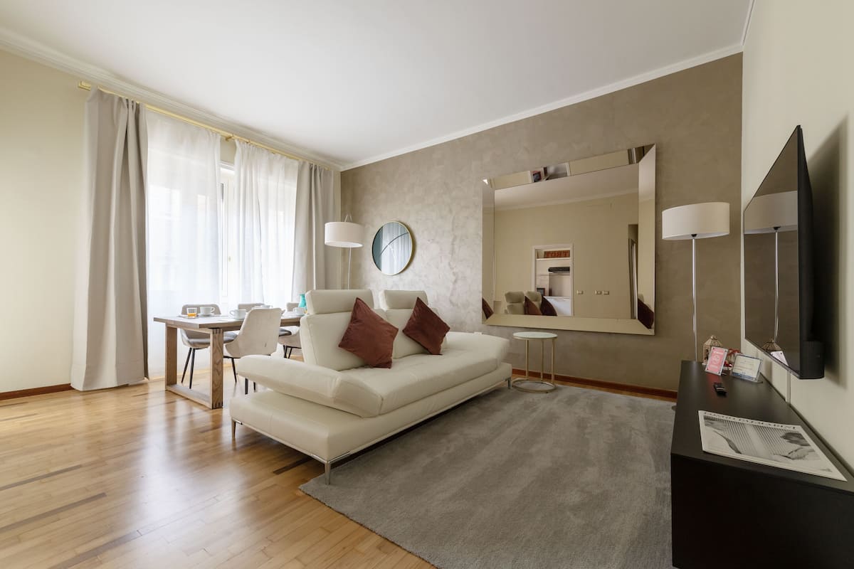 Exclusive Apartment, 2 Bedrooms (Via Meravigli 16) | Opholdsområde | 65-tommers fladskærms-tv med digitale kanaler, Netflix