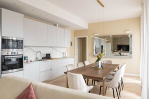 Luxury Apartment, 4 Bedrooms, City View  (Via Torino 68) | 거실 공간 | 디지털 채널 시청이 가능한 65인치 평면 TV, 넷플릭스, 스트리밍 서비스