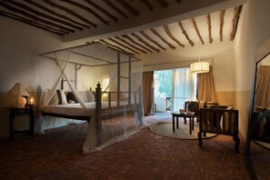 Habitación triple estándar, vistas al jardín | Escritorio, cortinas opacas, ropa de cama