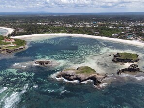 Playa privada, arena blanca, tumbonas y sombrillas