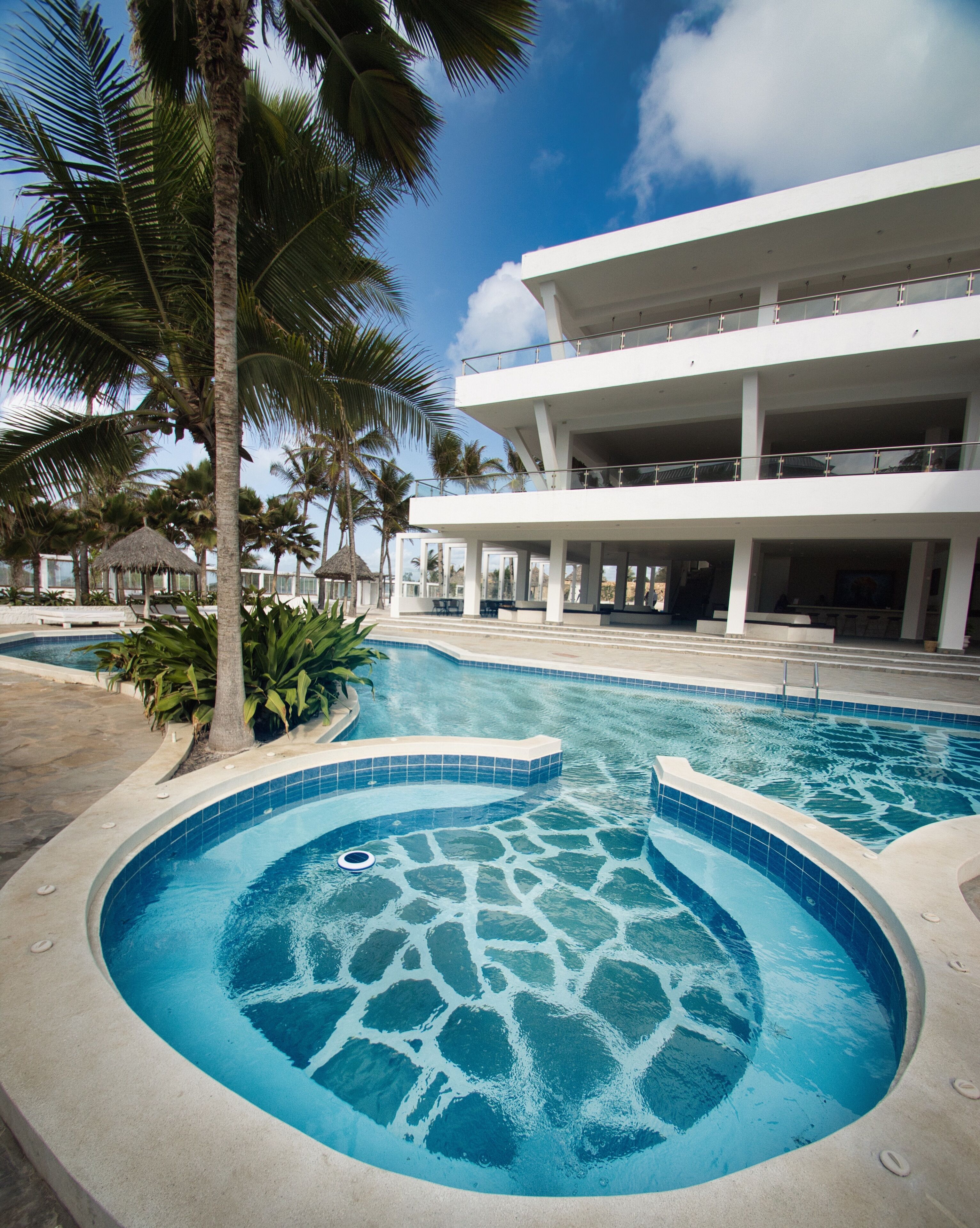 Piscina externa, guarda-sóis, espreguiçadeiras