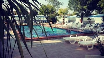 Una piscina al aire libre de temporada
