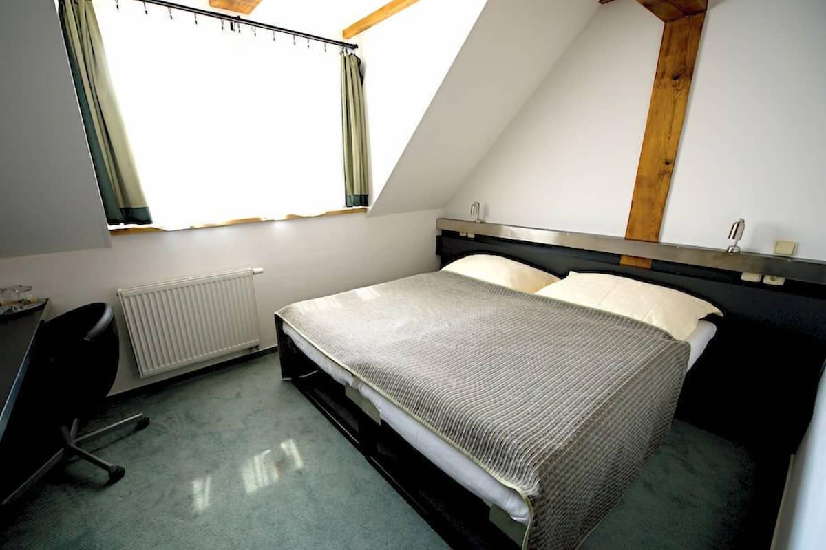Quarto casal standard | Cofres nos quartos, escrivaninha, quartos à prova de som
