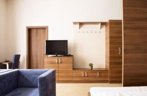 Habitación doble superior | Área de sala de estar | Televisión de pantalla plana 