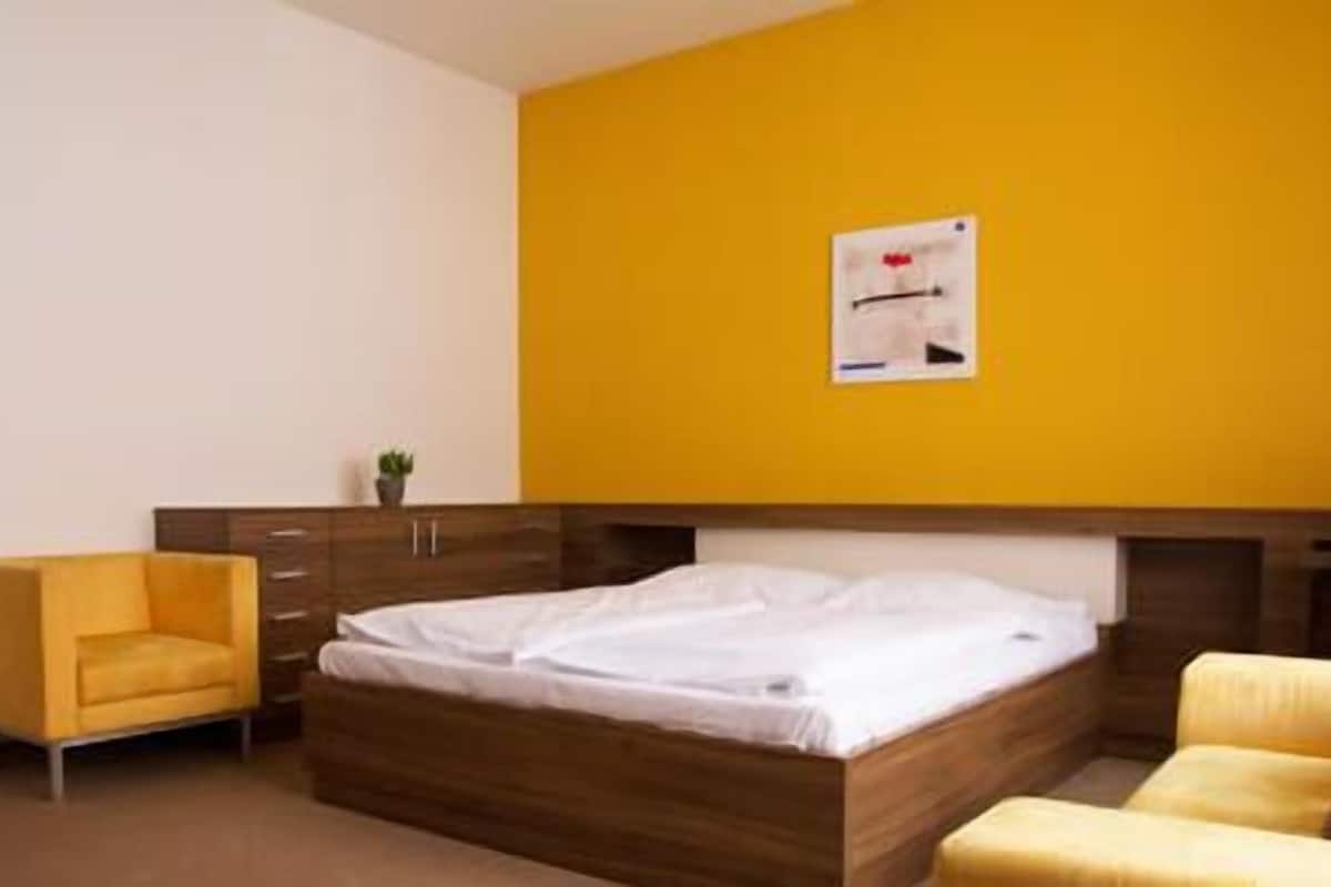Apartamento luxo, 2 quartos (4 people) | Cofres nos quartos, escrivaninha, quartos à prova de som