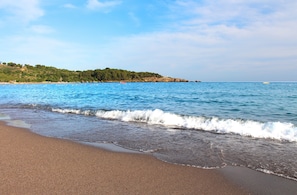 Plage privée, chaises longues, parasols, serviettes de plage