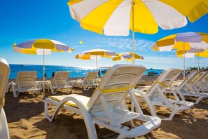 Playa privada, tumbonas, sombrillas y toallas de playa