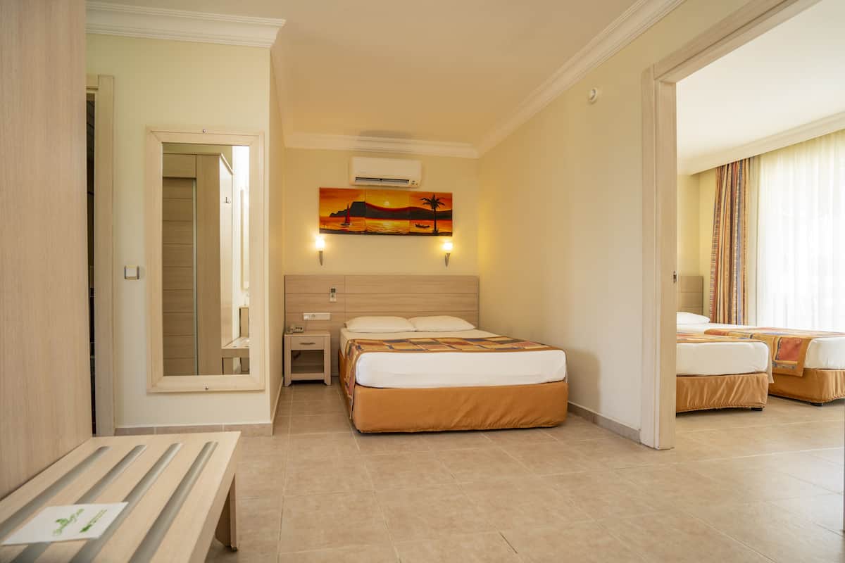 Familiekamer, 2 slaapkamers | Een gratis minibar, een bureau, gratis babybedden, beddengoed