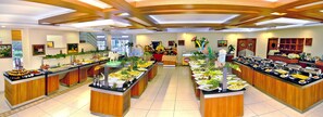 2 restaurants; breakfast, lunch and dinner served 