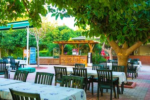 2 restaurantes; se sirven desayunos, almuerzos y cocina internacional 